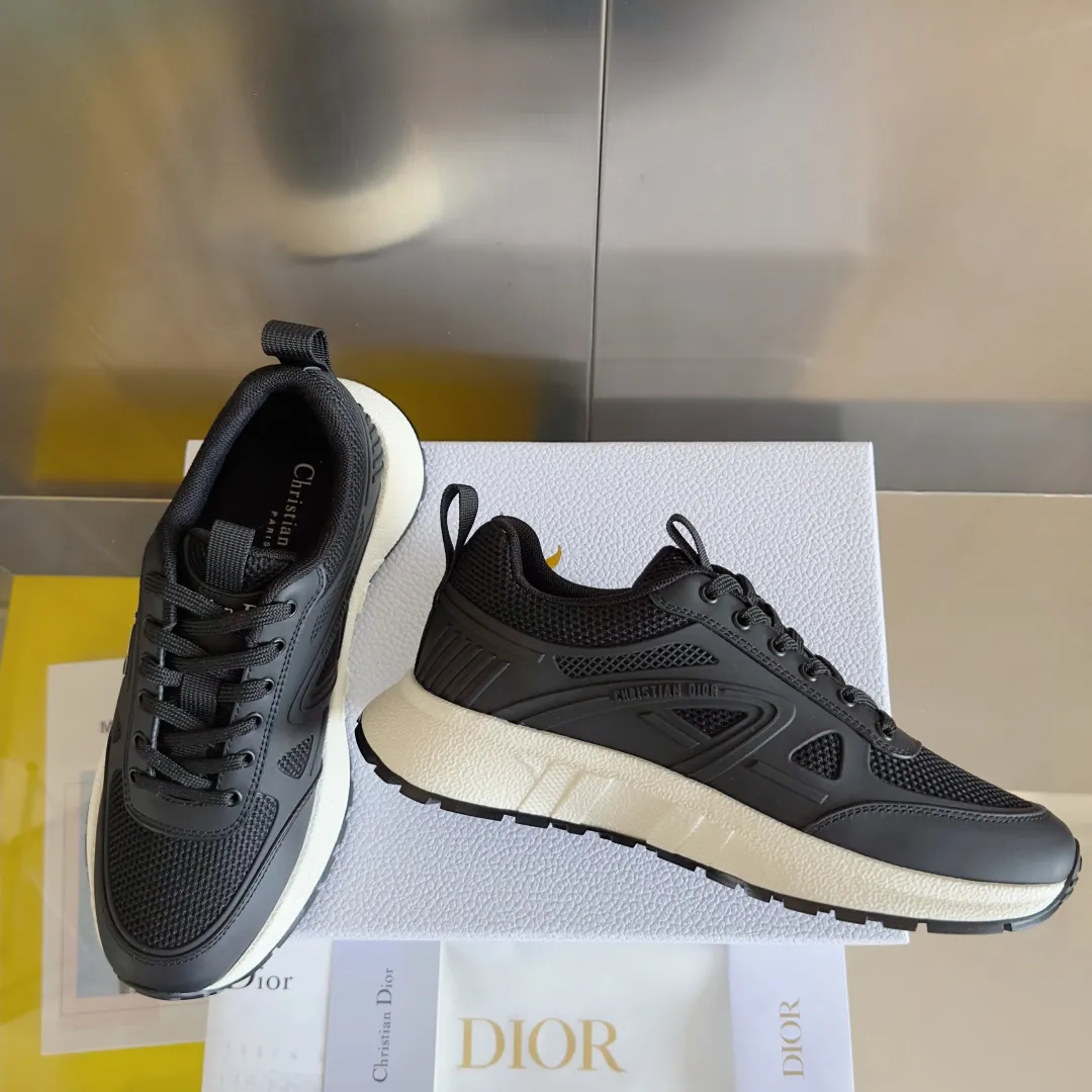 [Dior Dior] P: 640💰Couple model Size: Female: 35-40 (customized at 41), male 39-44. (customized at 45) 2025 Dior Dior autumn and winter new couple model, thick-soled casual sports shoes, originally purchased and developed to reinterpret the sports style with an elegant and fashionable shape. The upper is crafted from white mesh fabric and features the Christian Dior Paris signature on the laces and heel. The exquisite two-color sole is light and soft, which can add a high-end temperament to all kinds of casual looks. The delivery counter is exquisitely packaged🛍📦 ▪️Material: Original custom imported first-layer cowhide ▪️Inner lining: Imported soft sheepskin lining ▪️Sole: Original open-molded anti-slip rubber material ▪️Sole thickness: 4CM